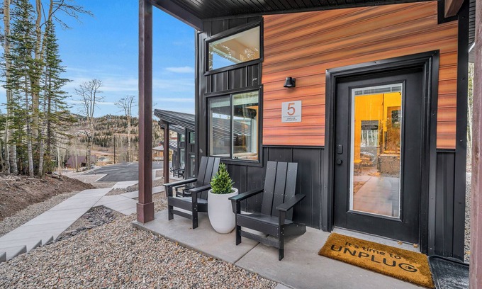Steam Engine Meadows Cabina | Unwind and Unplug at #5 Tiny Cabin