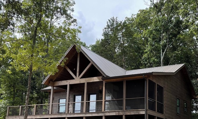Guntersville Cabina | Unwind at a new modern log cabin, stunning Lake Views, 3 miles from City Harbor