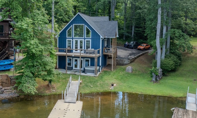 Robbinsville Casa | Unwind at Lakey McLakehouse on Lake Santeetlah