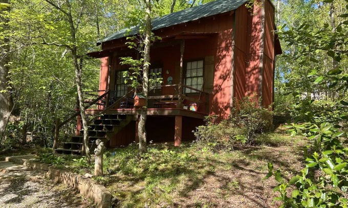 Blairsville Cabina | Unwind in a Pet-Friendly Cabin near Helen, Blue Ridge & Appalachian Trail