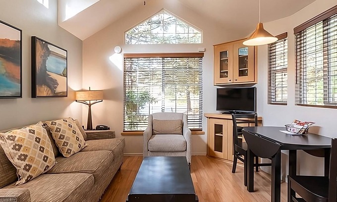 Napa Hotel | Unwind in Napa's Beauty! 4 Spacious Units, Free Parking, Outdoor Swimming Pool!