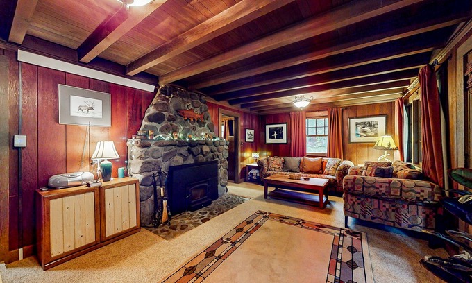 Marmot Apartamento | Unwind in nature's embrace at a 1925 cabin with hot tub & river views