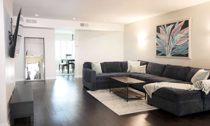 Woodland Hills Condominio | Unwind in Style, Modern, Secure & Centrally Located