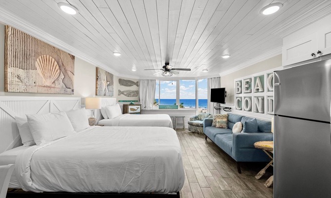 Panama City Beach Condominio | Unwind in this luxury waterfront retreat