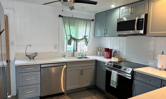 Hauula Casa | Unwind on Oahu's famous north shore! Country living, country views! AC and WiFi!