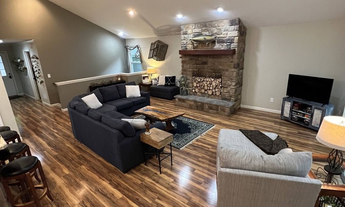 Howard Cabaña | Relájese y vuelva a conectar 4 BDRM Family Cottage- check in 4pm y más tarde, check out 11am