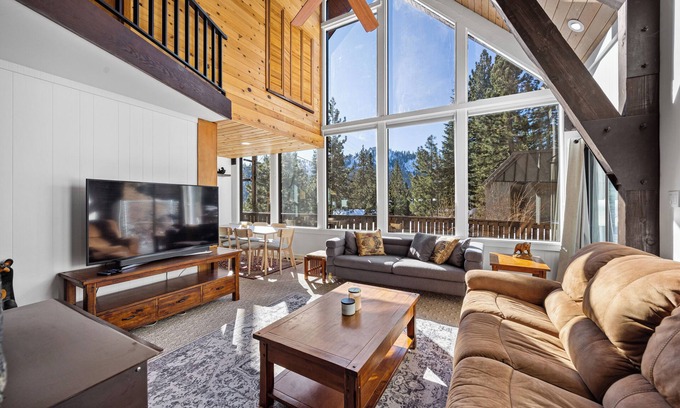 Olympic Valley Cabina | Mountain Views| Dog Friendly | Close to Golf, Stables, and Village | Sleeps 8