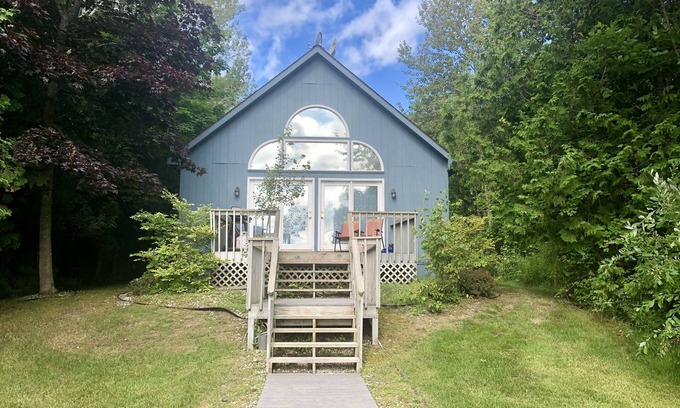 Suttons Bay Casa | The Lodge Chalet on the Bay en Suttons Bay