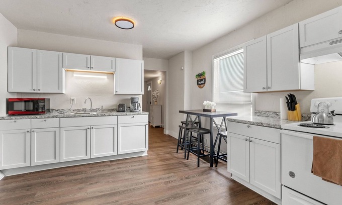 Manitowoc Apartamento | Upbeat Lower Apt - 1 Mile to Maritime Museum Manitowoc