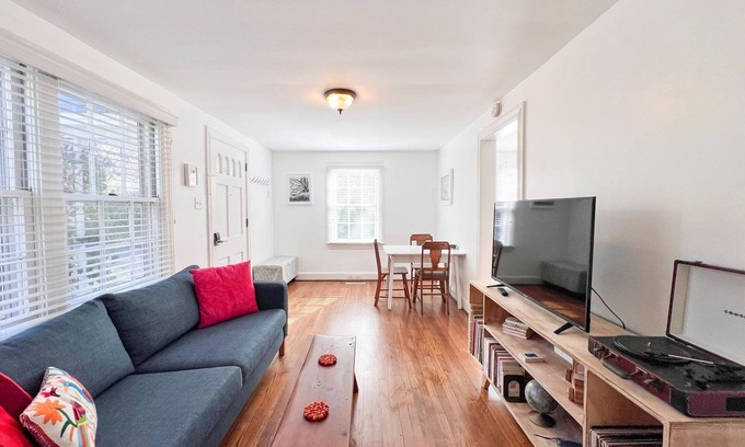 Winston - Salem Casa | Updated 1BR cottage on private acre+ lot