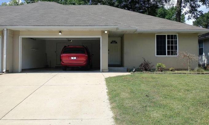 Springfield Casa | Updated 2 BR/2BA in family friendly neighborhood with extras