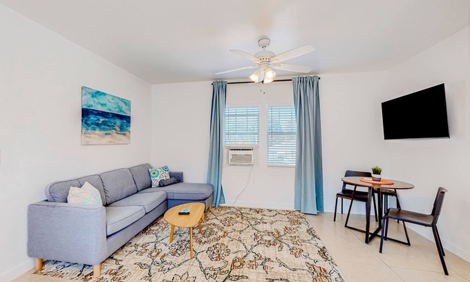 Flamingo Parks Apartamento | Updated 2nd-floor home in great locale with high-speed WiFi - snowbird-friendly