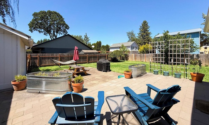McMinnville Otro | Updated 3-bedroom historic farmhouse, amazing kitchen, walk to Linfield in 5 min