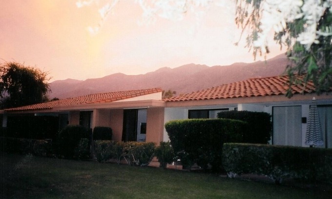 Sunrise Vista Chino Condominio | Actualizado 3 dormitorios al lado de la piscina!