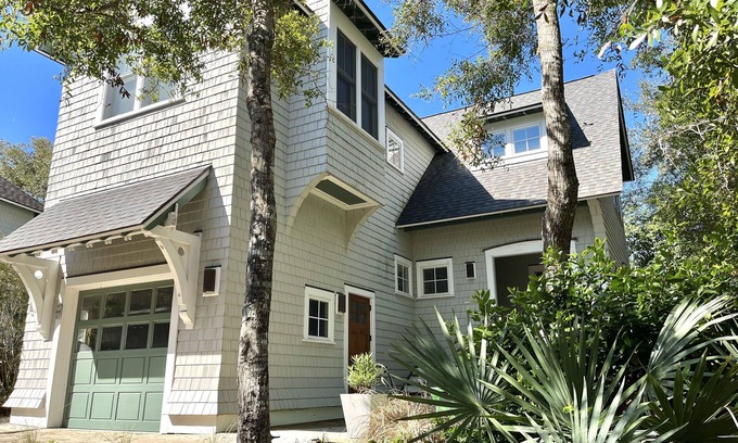 Cape Fear Station Casa | Updated 4 BR home in Cape Fear Station by East Beach with access to Shoals Club