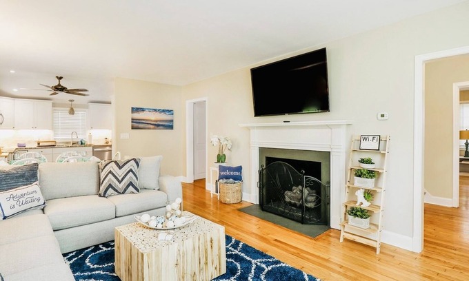High Point Casa | Updated 4BR Coastal Farmhouse - Near High Point U & Market - Sleeps 10