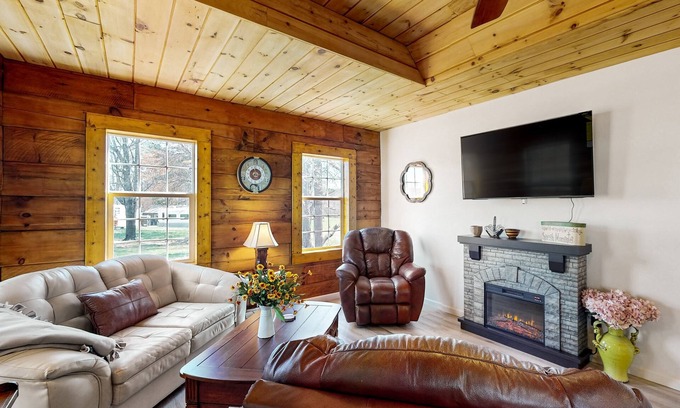 Hendersonville Cabina | Updated and peaceful home with open layout, fireplace, streaming, deck, AC