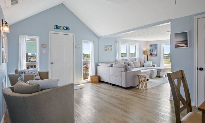 Crystal Beach Cabaña | Updated Beach Bum in Crystal Beach! Roomy 2 bedroom - beach in walking distance!