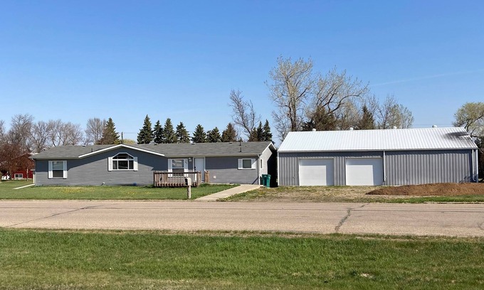 Leeds Casa | *UPDATED* Beautiful house & shop in Leeds, North Dakota! Outdoor pets welcome!