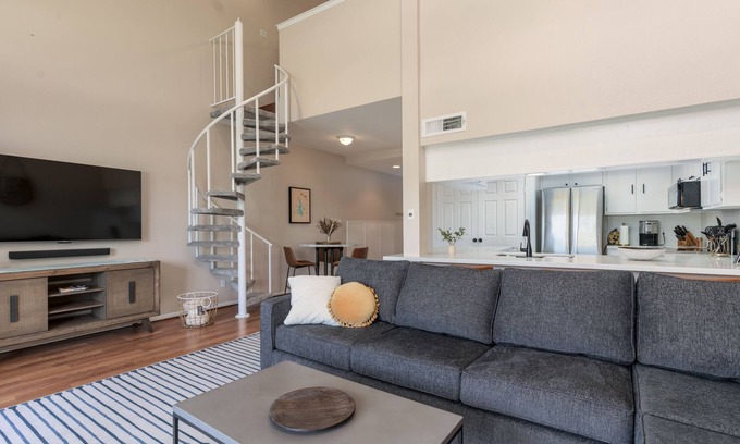 April Sound Condominio | Updated Boho condo, dock your boat or enjoy the Conroe Lake views from your deck