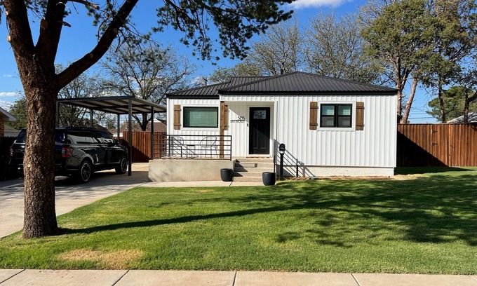 Tokio Casa | Updated Bungalow - Close to town and 30 min from Lubbock!