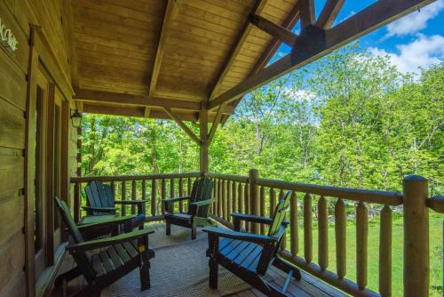 West Jefferson Casa | Updated Cabin Mins from Downtown West Jefferson- Hot Tub, Porches, Dogs OK