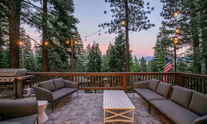 Sunnyside Casa | Updated Cabin near Beach&Ski HotTub Sauna Pets EV