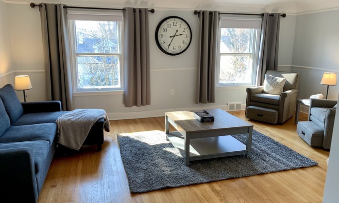 Grosse Pointe Casa | Updated charming 2ND unit city place with BIG yard