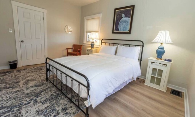 Pittsburgh Casa | Updated & Comfy Bungalow with Parking! Easy Access