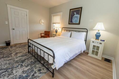 Pittsburgh Casa | Updated & Comfy Bungalow with Parking Easy Access