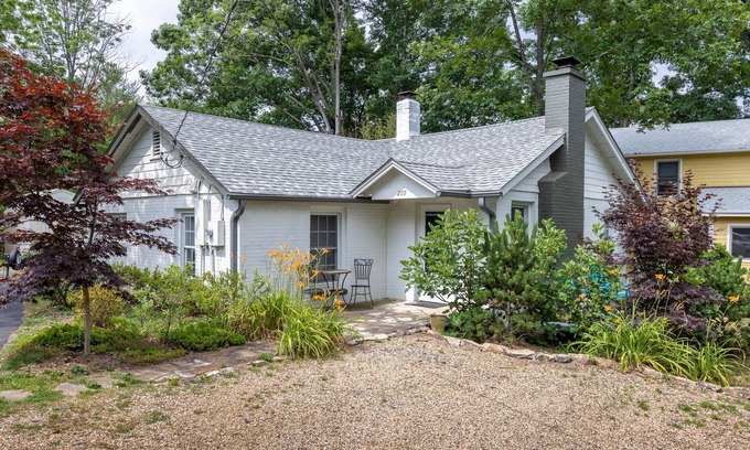 Haw Creek Cabaña | Updated Comfy Cottage central to Asheville NC