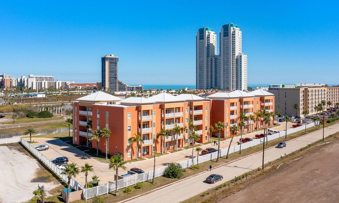 South Padre Island Condominio | Updated Condo with Pool, Gym & BBQ Area - Near Beach!