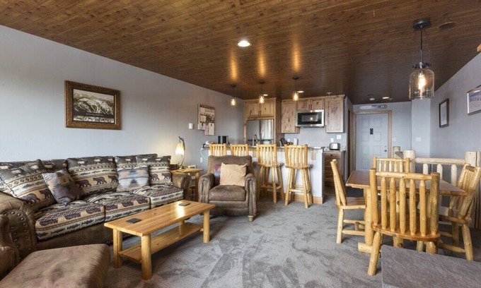 Whitefish Condominio | Gran condominio de un dormitorio de dos niveles