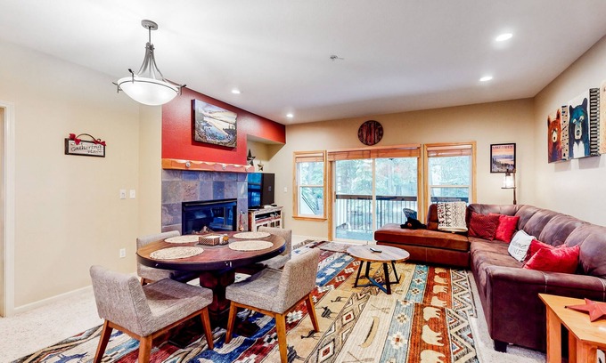 Olympic Valley Condominio | Updated condo near ski resort with heated pool, hot tub, fireplace, balcony, W/D
