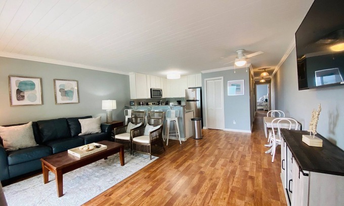 North Carolina Coast Condominio | Updated Condo, Steps from the Beach, Dog Friendly