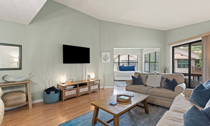 Saint Simons Island Condominio | Updated Condo, Steps to Tennis + Pickleball Courts, Beach and Village, w/ a Pool