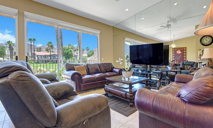La Quinta Condominio | Updated condo with PGA West golf course, mountain views from upper-level patio