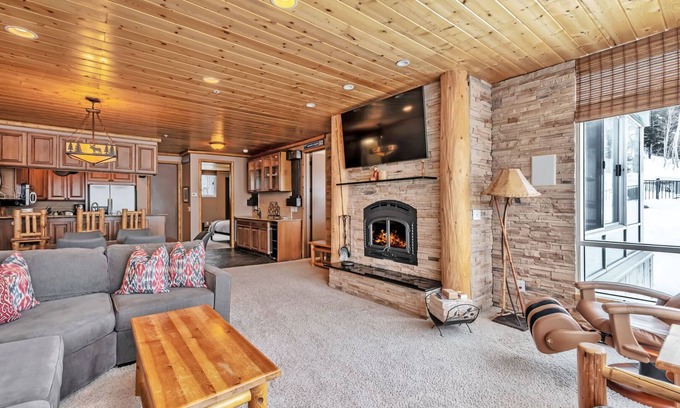 Salt Lake Mountain Resorts Condominio | Condominio actualizado con chimenea de leña, refrigerador de vino y encimeras de granito