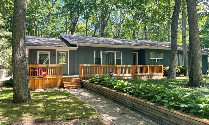 Grand Bend Cabaña | Updated Cottage in Southcott Pines, Grand Bend. Steps to Sun Beach