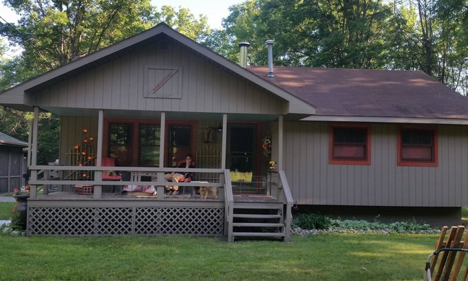 Lake Cabaña | updated cottage & nearly and acre of land peace & quiet...stars abound!