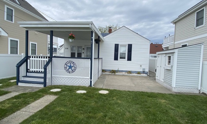 North Wildwood Cabaña | Updated Cottage only 2 blocks from beach and boards!