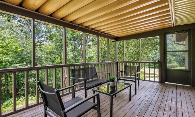 Bella Vista Casa | Updated, Cozy home- minutes to Tunnel Vision Trail!