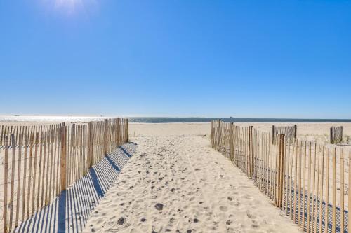 Dauphin Island Apartamento | Updated Dauphin Island Condo with Pool and Gulf Views!