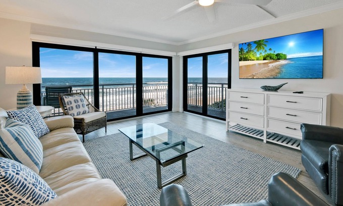 New Smyrna Beach Condominio | Updated direct oceanfront condo with a balcony, beachfront heated pool and beach access