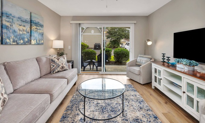 Demere Park Condominio | Updated first floor condominium with access to heated pool and tennis courts!