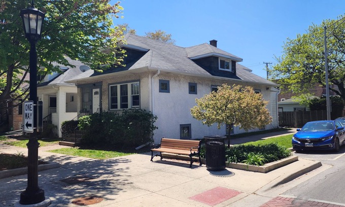 Forest Park Casa | Updated Forest Park 3 BR Bungalow