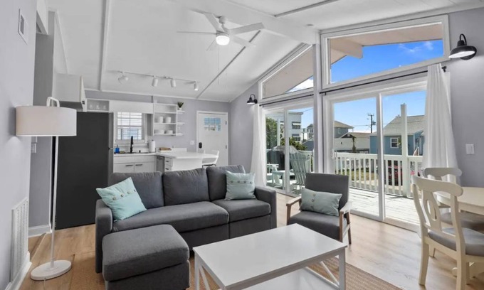 Atlantic Beach Cabaña | Updated FULL Duplex - Perfect Large Fam Vacay Spot