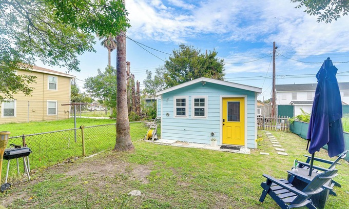 Galveston Apartamento | Updated Galveston Studio w/ Deck - 1 Mi to Beach!