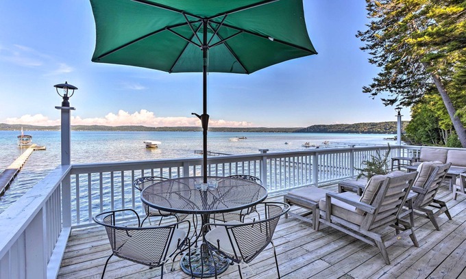 Glen Arbor Cabaña | Updated Glen Arbor Cottage on Lake: Dock & Mooring