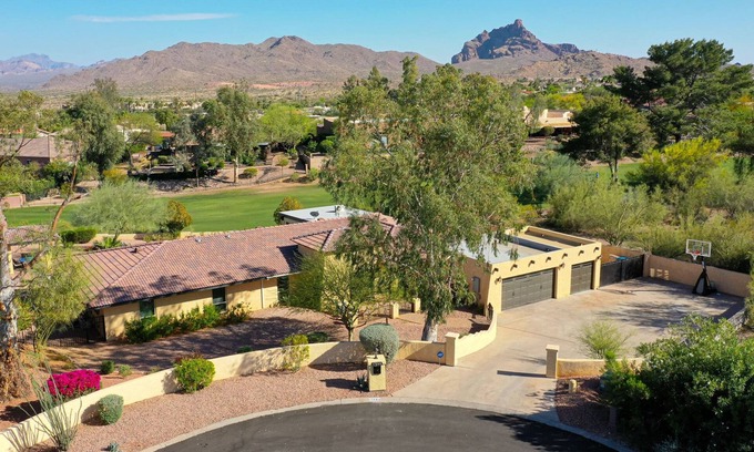 Fountain Hills Casa | Updated Golf Course Home Mountain Views Heated Pool Sport Court Putting Green
